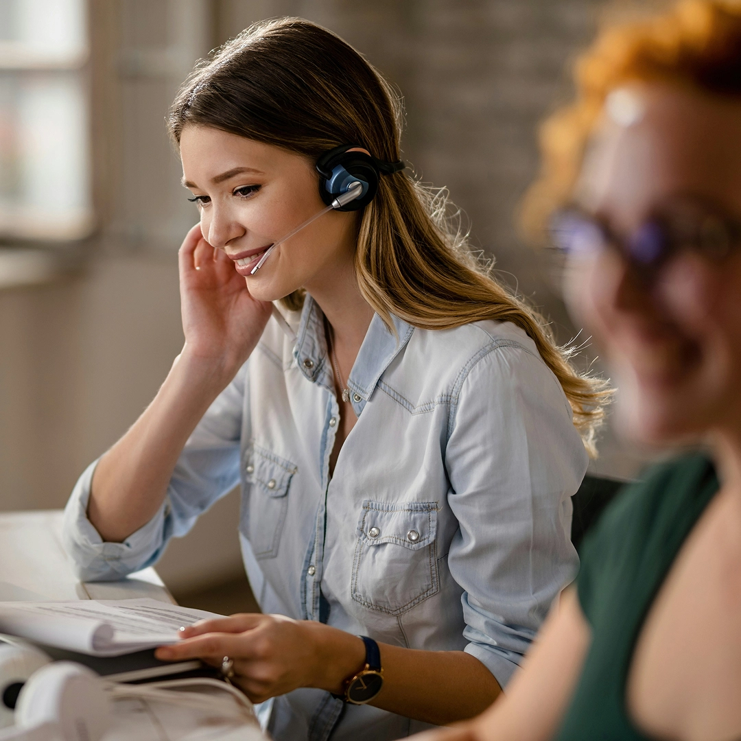 Smiling woman wearing a headset, representing customer service in Mexico