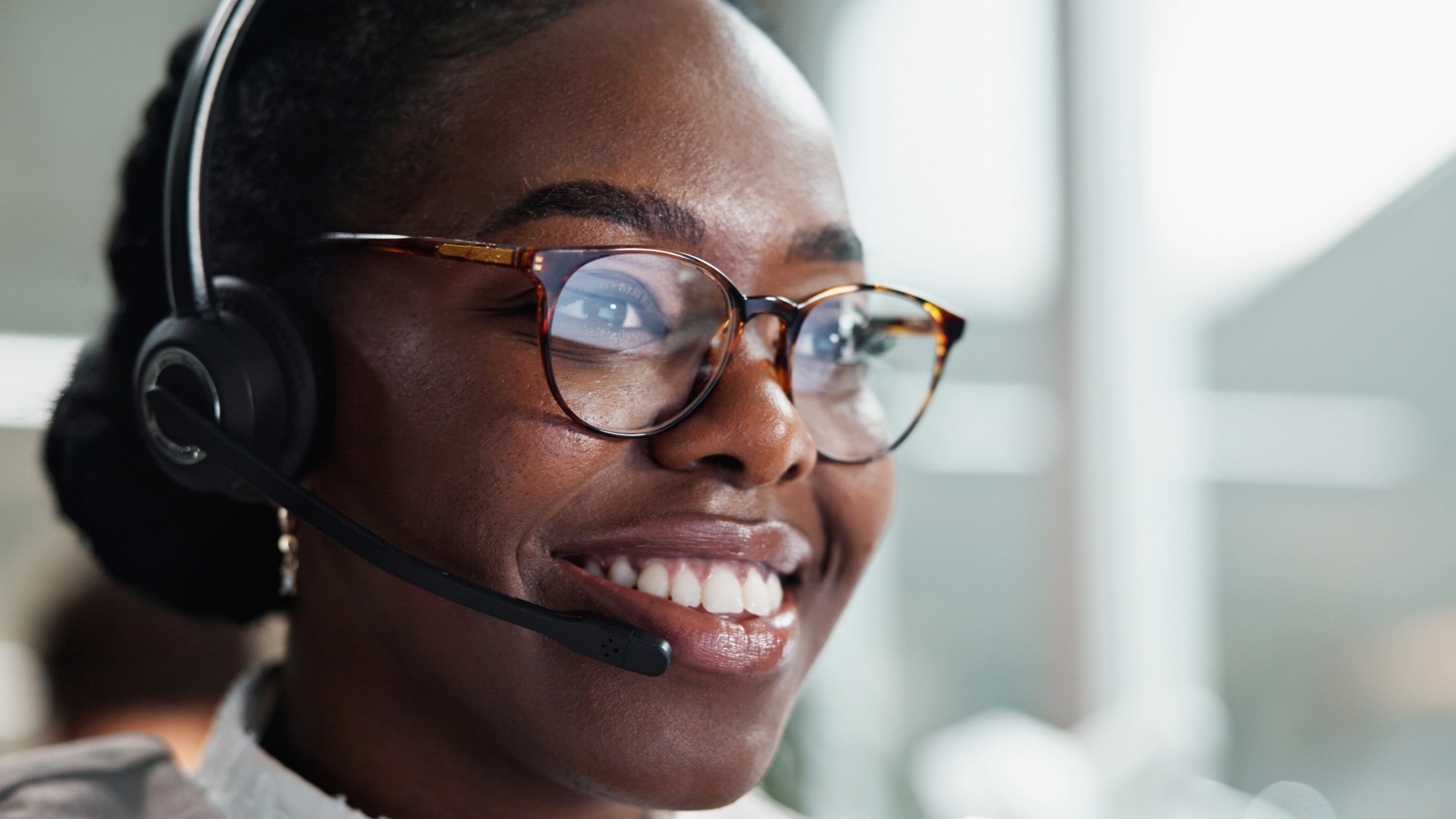 Smiling woman with a headset, representing excellent customer service.